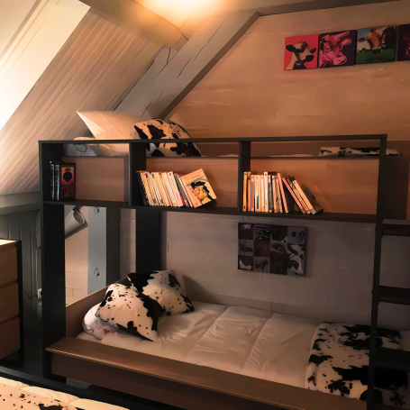 Chambre sous mansarde avec lit superposé, étagères et livres. Décor minimaliste.